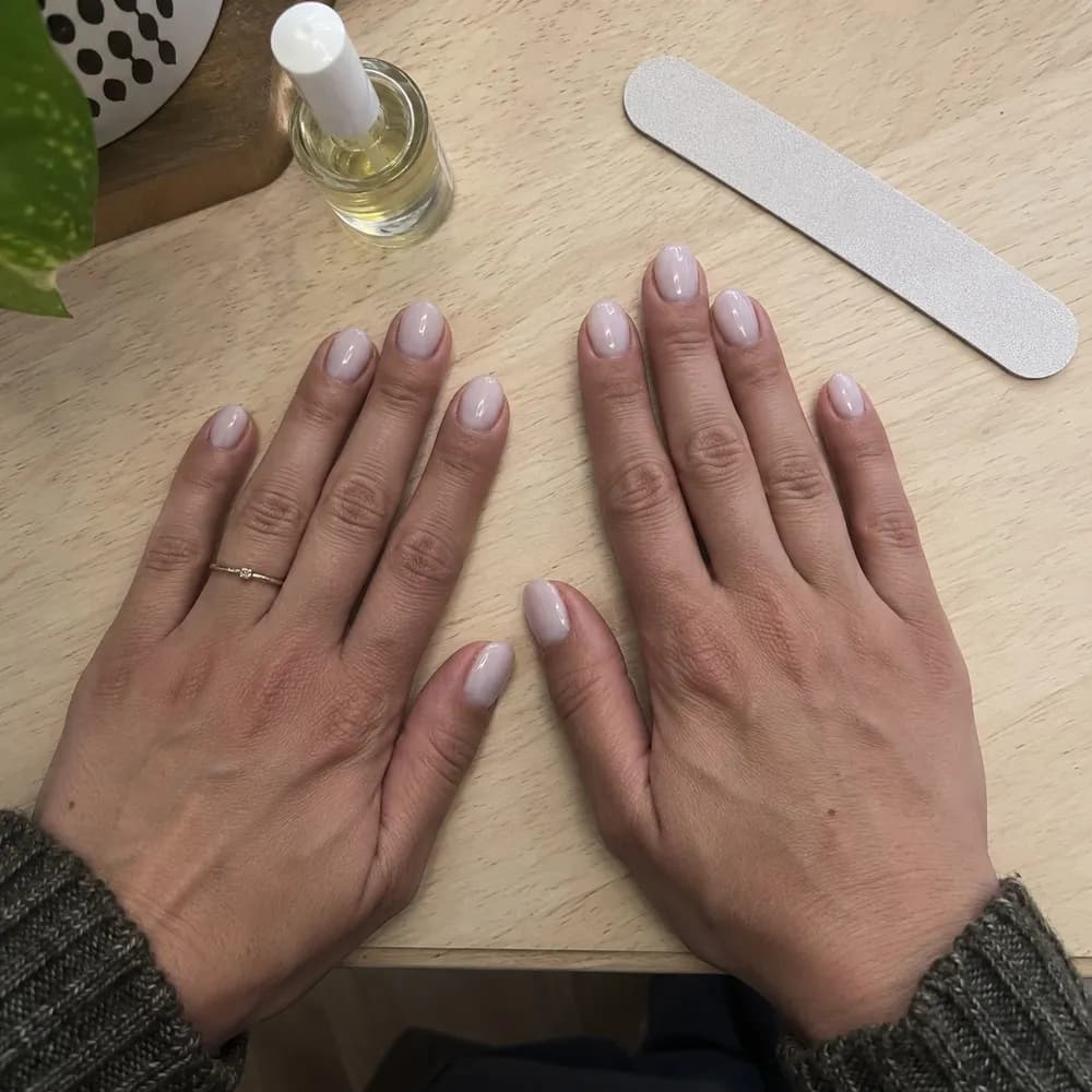 Nail milky đính đá nhẹ, ảnh 2